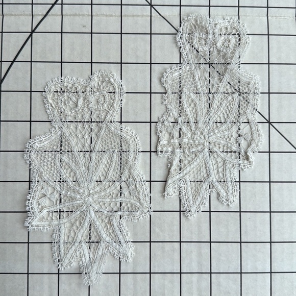 Pair of Vintage White Lace Appliqués | Floral Scrollwork Needle Lace Trim | MCM - Picture 11 of 14
